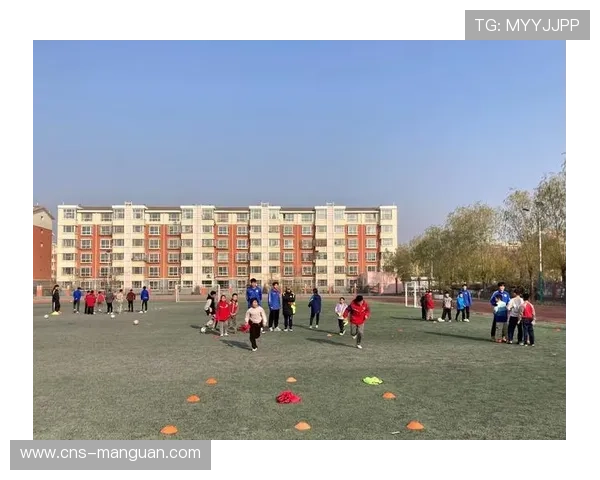 小学生足球友谊赛举办，退役球员现场指导